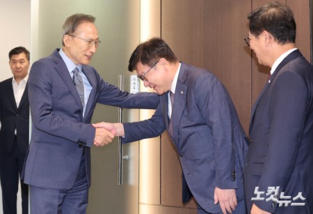 정점식 국민의힘 원내대표가 31일 서울 서초구 이명박 전 대통령 사무실을 예방해 이 전 대통령과 인사하고 있다. 20280831