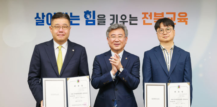 전북특별자치도교육청은 31일 도교육청 접견실에서 남준희·성장현·이민호 변호사를 고문변호사로 신규 위촉했다고 밝혔다. 전북교육청 제공