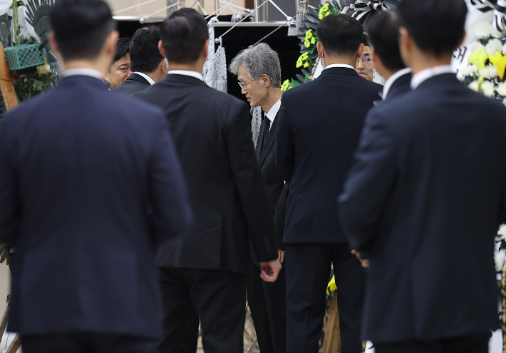 조희대 대법원장이 31일 경북 포항시 한 병원 장례식장에서 본인의 부친상 조문을 마친 강훈식 대통령 비서실장을 배웅하고 있다. 연합뉴스