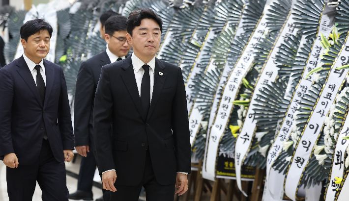 강훈식 대통령 비서실장이 31일 경북 포항시 한 병원 장례식장에 마련된 조희대 대법원장의 부친상 빈소를 찾아 조문을 마친 뒤 떠나고 있다. 연합뉴스