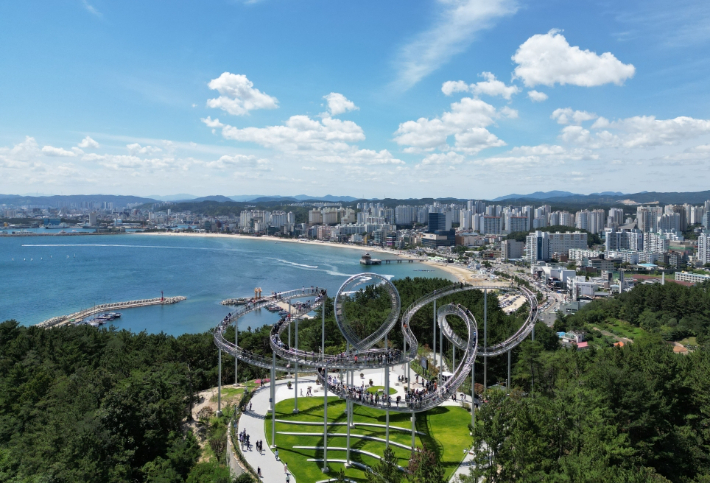 포항 스페이스워크와 영일대해수욕장 전경. 포항시 제공