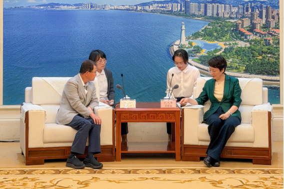 박찬구 금호석유화학그룹 회장(사진 앞줄 좌측)이 쿵판핑 웨이하이시장(앞줄 우측)과 회담하고 있다. 금호석유화학그룹 제공