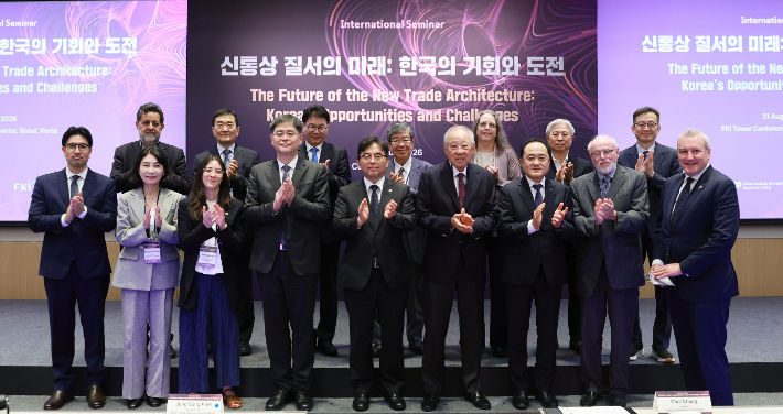류진 한국경제인협회 회장을 비롯한 내빈들이 31일 서울 영등포구 FKI타워에서 열린 '신통상 질서의 미래: 한국의 기회와 도전' 국제 세미나에 참석해 기념촬영을 하고 있다. 이번 세미나는 다자무역체제 약화, 글로벌 공급망 재편, 보호주의 확산 속에서 한국의 통상 전략 선택지를 기회와 도전 양면에서 점검하기 위해 마련됐다. 사진 앞줄 왼쪽 네번째부터 안성배 대외연 원장직무대행, 박정성 산업통상부 통상교섭본부장, 류진 한경협 회장, 정철 한경협 연구총괄 대표 겸 한경연 원장.한국경제인협회 제공 
