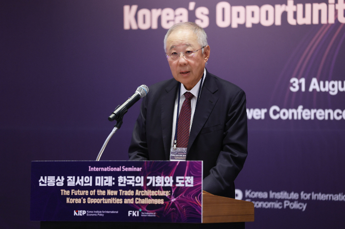 류진 한국경제인협회 회장이 31일 서울 영등포구 FKI타워에서 열린 '신통상 질서의 미래: 한국의 기회와 도전' 국제 세미나에 참석해 인사말을 하고 있다. 이번 세미나는 다자무역체제 약화, 글로벌 공급망 재편, 보호주의 확산 속에서 한국의 통상 전략 선택지를 기회와 도전 양면에서 점검하기 위해 마련됐다.한국경제인협회 제공