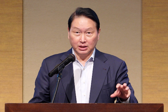 최태원 대한상공회의소 회장이 31일 일본 센다이 웨스틴호텔에서 열린 '제15회 한일상공회의소 회장단 회의'에서 개회사를 하고 있다. 대한상공회의소 제공