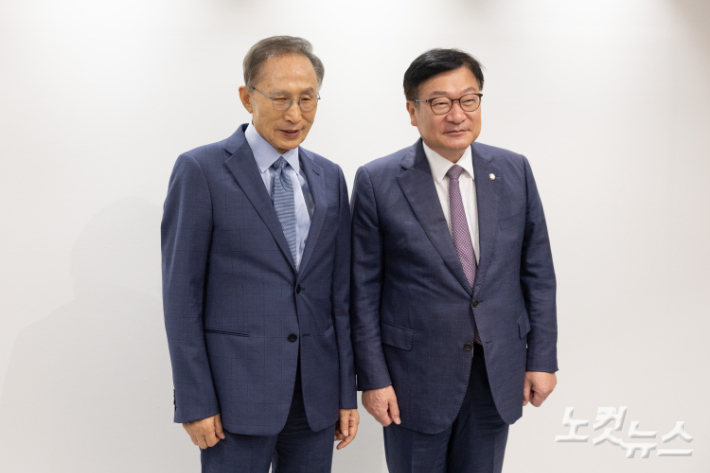 국민의힘 정점식 원내대표가 31일 서울 서초구 영포빌딩에서 이명박 전 대통령을 예방해 기념촬영을 하고 있다. 국회사진기자단