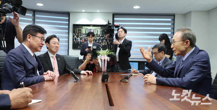 이명박 전 대통령이 31일 서울 서초구 영포빌딩에서 국민의힘 정점식 원내대표를 만나 대화하고 있다. 국회사진기자단