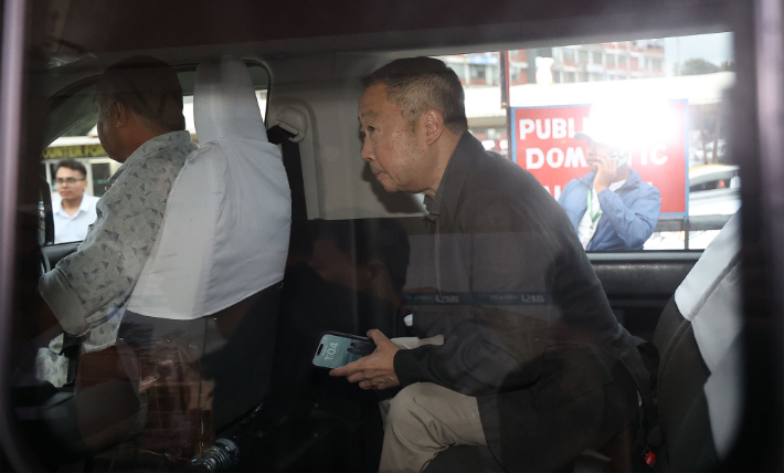 두산에너빌리티 사고 수습을 위해 네팔을 찾은 박정원 두산그룹 회장이 29일(현지시간) 네팔 카트만두 트리부반 공항을 나서 차를 타고 있다. 연합뉴스
