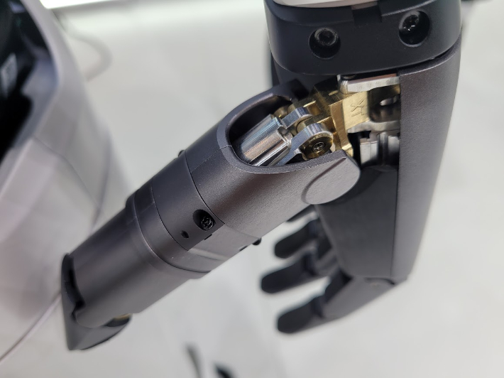 베이징에서 열린 2026 세계로봇대회(WRC)에 전시된 한 로봇의 엄지손가락 모습. 2026년 8월 19일 촬영, 노컷뉴스 자료화면
