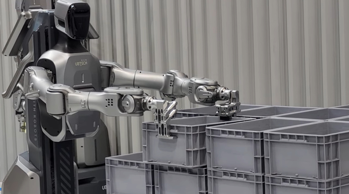 2026 베이징 세계로봇대회(WRC)에서 중국 유비텍(UBTECH Robotics)이 만든 휴머노이드가 상자를 나르는 모습. 2026년 8월 19일 촬영. 노컷뉴스 자료화면