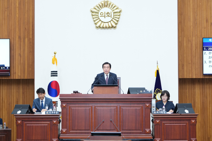 임활 경주시의회 의장이 제300회 경주시의회 임시회 제2차 본회의를 주재하고 있다. 경주시의회 제공