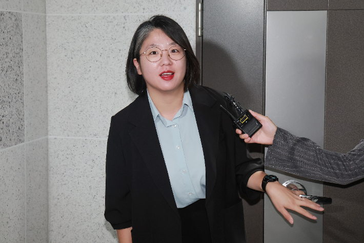 성평등가족부 장관 후보자인 기본소득당 용혜인 원내대표가 31일 국회 의원회관 자신의 사무실로 출근하고 있다. 연합뉴스
