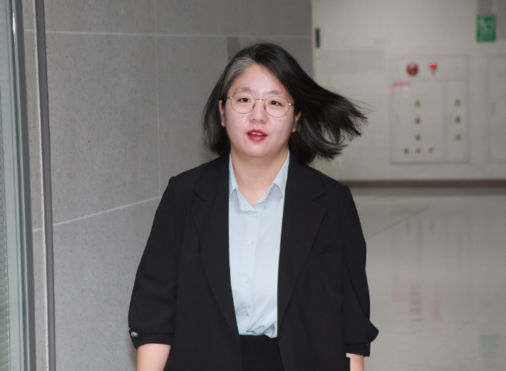성평등가족부 장관 후보자인 기본소득당 용혜인 원내대표가 31일 국회 의원회관 자신의 사무실로 출근하고 있다. 연합뉴스