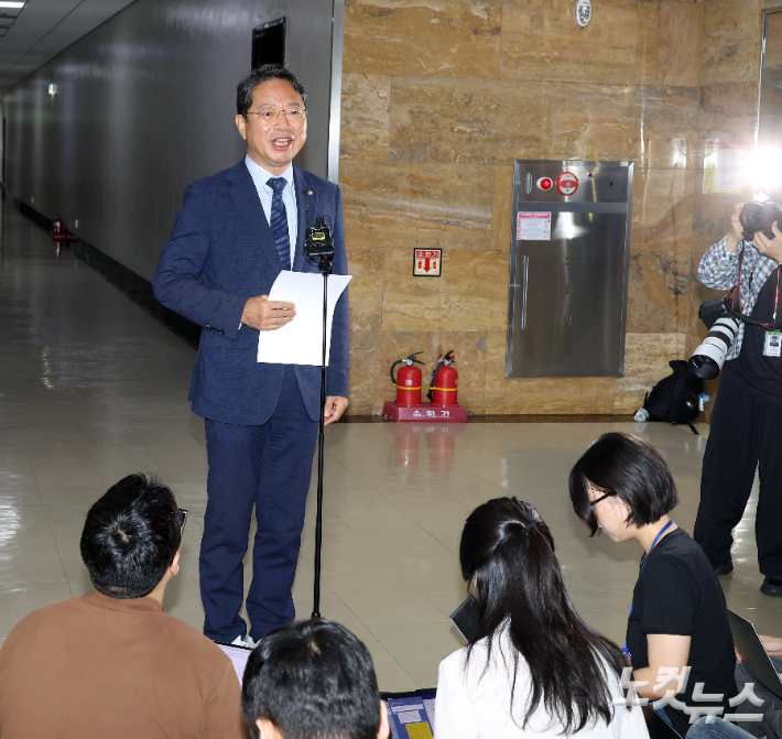 법무부 장관 후보로 지명된 더불어민주당 김승원 의원이 31일 서울 여의도 국회 법사위 회의장 앞에서 지명 소감을 밝히고 있다. 윤창원 기자
