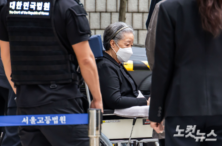 윤석열 정부와의 '정교유착' 혐의로 기소된 한학자 통일교 총재가 10일 서울 서초구 서울중앙지방법원에서 열리는 결심 공판에 출석하고 있다. 류영주 기자