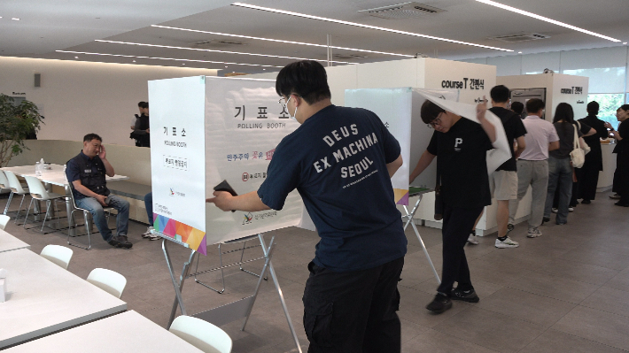 전국금속노동조합 현대자동차지부는 8월 31일 임금교섭 잠정합의안 찬반투표를 진행했다. 조합원들이 투표를 하고 있는 모습. 현대차 노조 제공