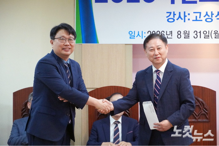 신전주교회 김건중 목사가 진두석 학장에게 학교 후원금을 전달하고 있다. 최화랑 기자
