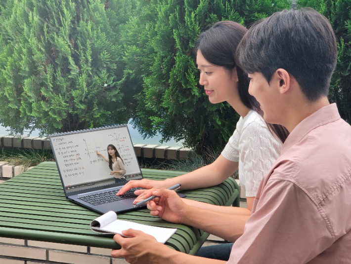 삼성전자 모델이 'New 갤럭시 북6'의 16:10 화면 비율과 안티 글레어(Anti-glare) 디스플레이를 사용하는 모습. 삼성전자 제공