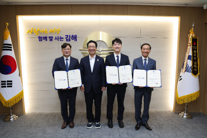 왼쪽부터 하광식 민생보좌관, 정영두 김해시장, 고결 정무보좌관, 강정봉 감사관. 김해시청 제공
