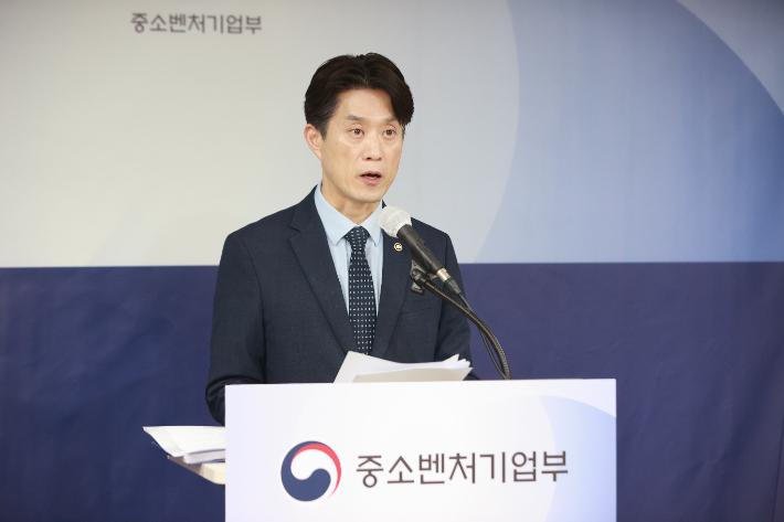 노용석 중소벤처기업부 장관 직무대행 제1차관이 8월 31일 서울특별시 영등포구 중소기업중앙회에서 '2027년 중소벤처기업부 예산안 편성' 관련 브리핑을 하고 있다. 중소벤처기업부 제공