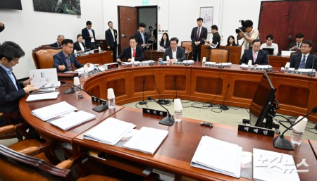 이양수(왼쪽 두번째) 정보위원장이 1일 국회에서 열린 정보위원회 전체회의를 주재하고 있다. 2026. 09. 01. 국회사진기자단