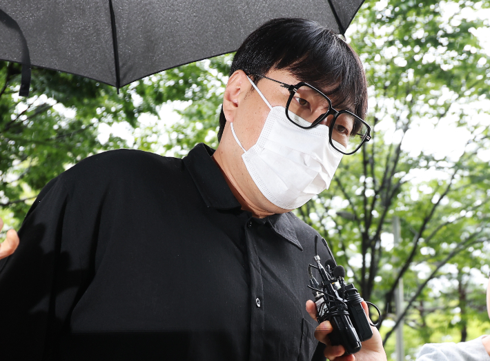 상습 도박 및 음주운전 혐의로 재판에 넘겨진 개그맨 이진호가 1일 경기도 여주시 수원지방법원 여주지원에서 열린 1심 선고공판에 출석하고 있다. 연합뉴스