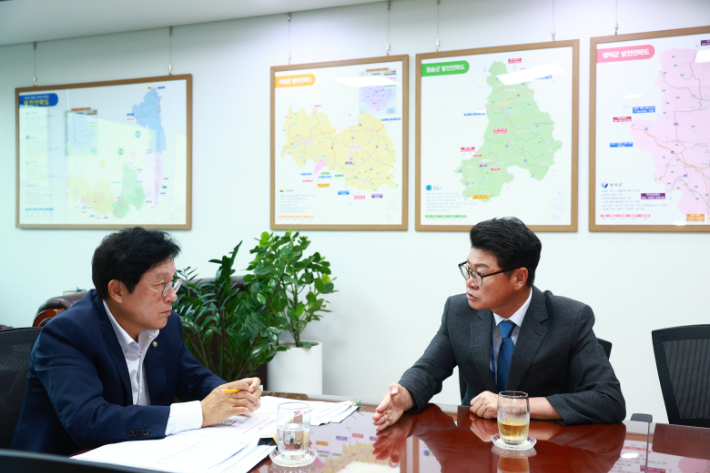 박형수 국회의원을 만나고 있는 황이주 울진군수(오른쪽). 울진군 제공