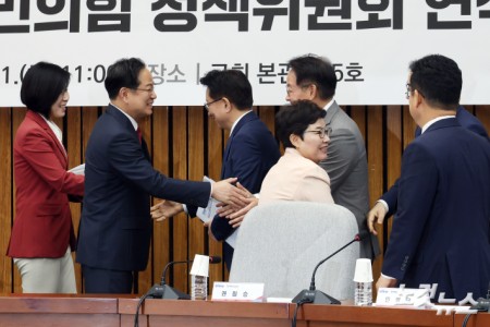 더불어민주당 권칠승 정책위의장과 국민의힘 임이자 정책위의장 등 정책위의장단이 1일 서울 여의도 국회에서 열린 