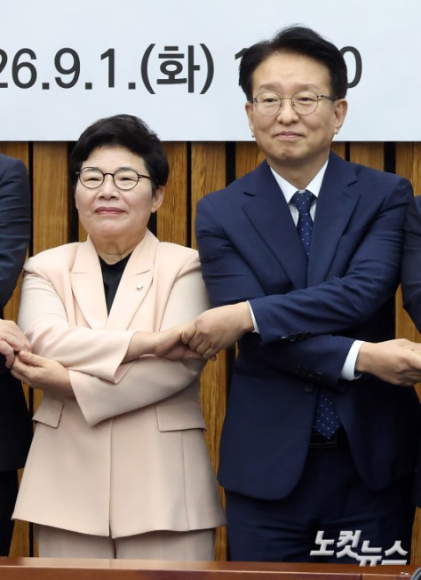 더불어민주당 권칠승 정책위의장과 국민의힘 임이자 정책위의장 등 정책위의장단이 1일 서울 여의도 국회에서 열린 