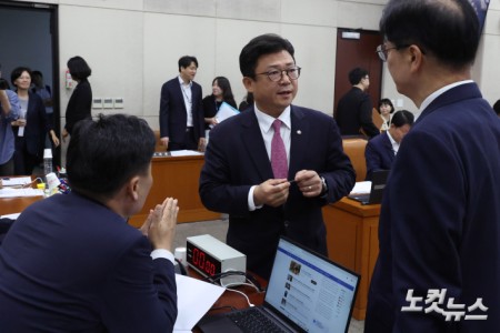 국회 행안위, 대화하는 김영진 위원장과 여야 간사