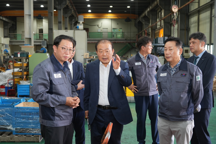 양재생 부산상공회의소 회장(가운데)과 정순원 화신볼트산업 대표(오른쪽) 등이 대화를 나누고 있다. 부산상공회의소 제공