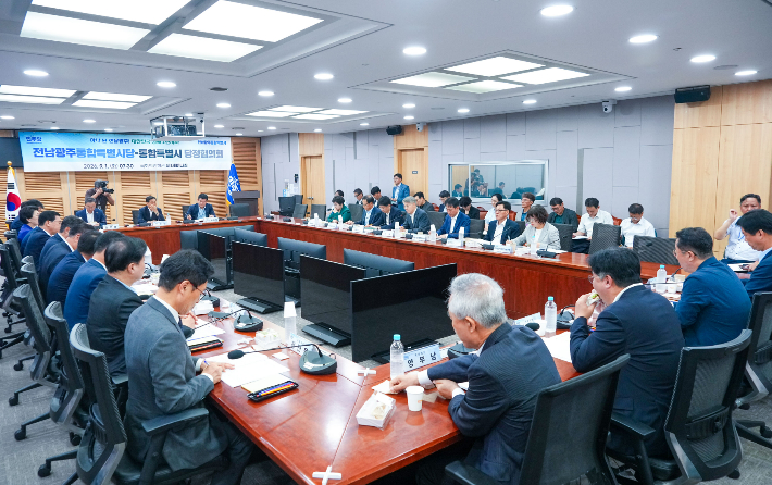 민형배 전남광주통합특별시장이 1일 오전 서울 국회의원회관에서 열린 '더불어민주당 전남광주통합특별시당-통합특별시 당정협의회'에 참석해 지역현안을 논의 하고 있다. 전남광주통합특별시 제공