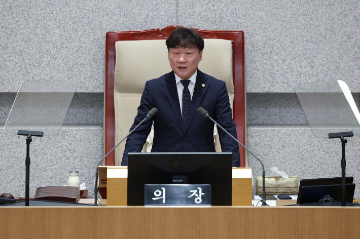 남종섭 경기도의회 의장이 1일 의회 본회의장에서 열린 제393회 임시회 본회의에서 개회사를 하는 모습. 경기도의회 제공