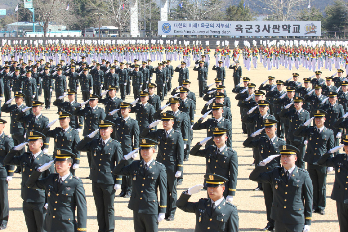 육군 3사관학교를 졸업한 신임 장교들이 경례를 하고 있다. 육군 제공 