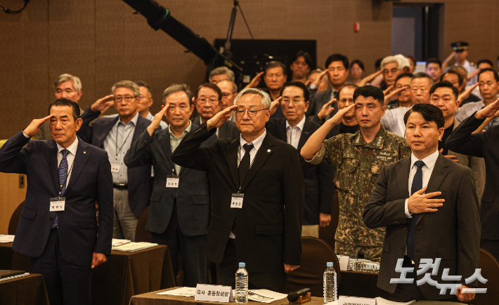 지난달 26일 서울 용산구 국방컨벤션에서 열린 국군사관학교 창설 공청회에서 김홍철 국방부 정책실장(오른쪽부터) 박판준 육군사관학교 총동창회장, 이범림 해군사관학교 총동창회장 등 참석자들이 국민의례를 하고 있다. 황진환 기자
