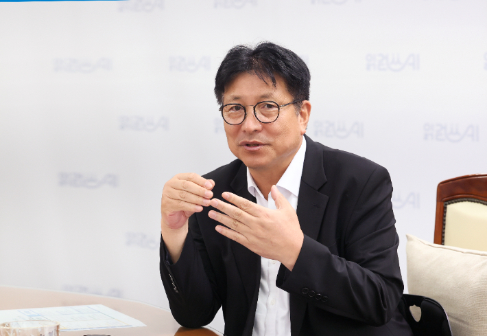 CBS노컷뉴스와의 인터뷰에서 자신의 교육 철학을 설명하고 있는 도 교육감 모습. 인천시교육청 제공