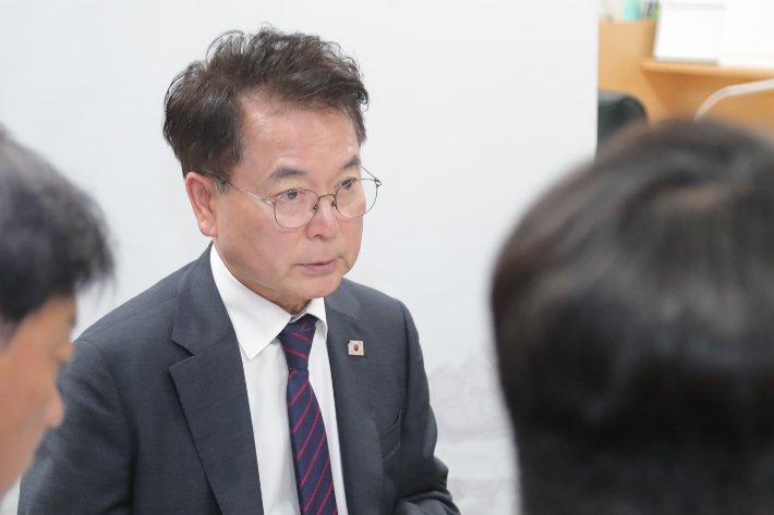 육동한 춘천시장은 1일 기자회견에서 미디어아트 전시관 사업과 관련해 "미디어아트 사업을 포기하는 것은 아니다"라면서도 "기존 사업과 병행해 대체할 수 있는 사업을 검토하고 있다"고 밝혔다. 춘천시 제공