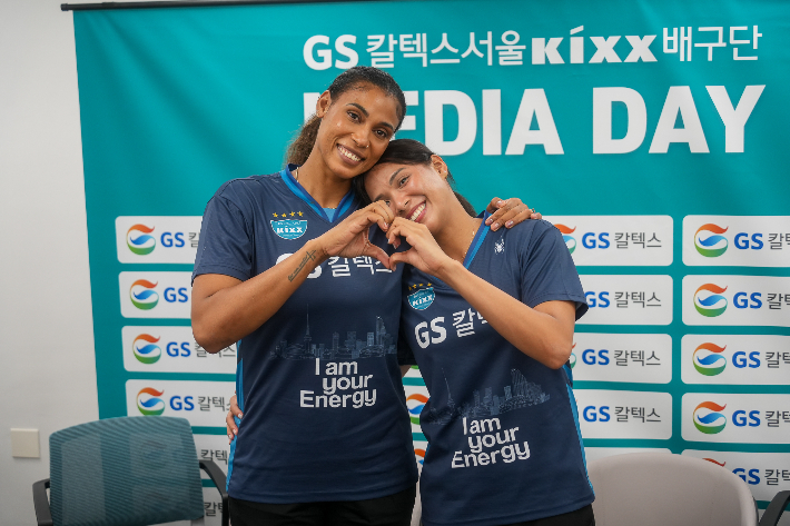포즈 취하는 실바와 타나차. GS칼텍스