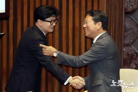 인사하는 한동훈-김승원