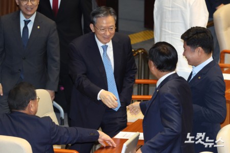 의원들과 인사하는 정성호