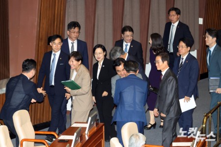 본회의장 나서는 국무위원들