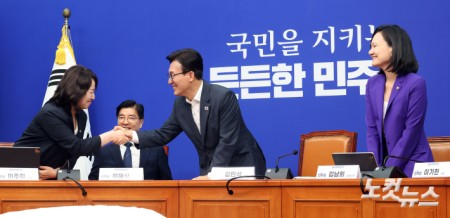 참석자들과 인사하는 김민석 대표