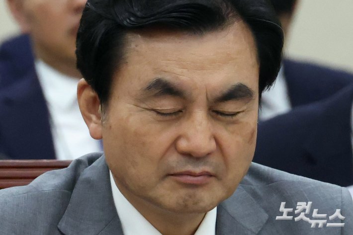 '군무이탈 논란' 안규백 국방장관 사퇴… "면제 대상인데 자진 입대한 것"