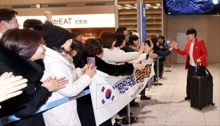 지난 2월 7일 인천공항 입국장. '농심신라면배' 6연패의 주역 신진서 9단이 마중 나온 팬들과 인사를 나누고 있다. 한국기원 제공 