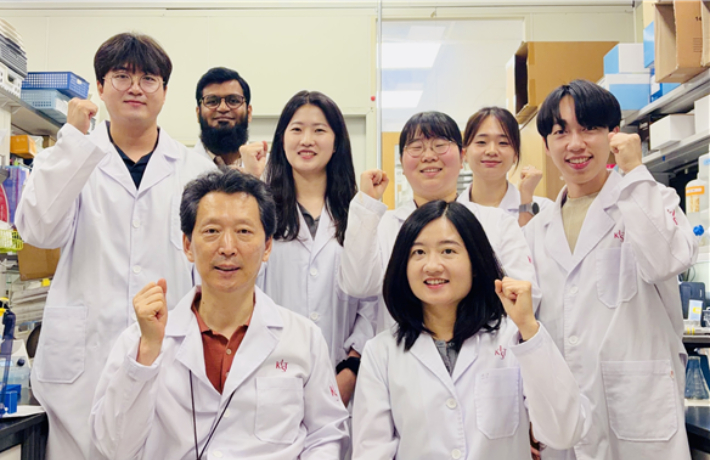 연구책임자 KIST 류훈 책임연구원과 프엉 티 탄 응우옌 UST 박사과정생(앞줄 왼쪽부터). UST 제공