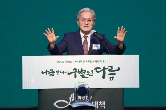 유진소 목사(호산나교회)가 설교하고 있다. 희망친구 기아대책 제공
