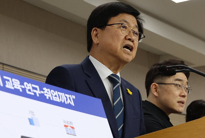 최교진 교육부 장관이 '성장엔진 연계 지역인재 양성방안'을 발표하고 있다. 연합뉴스