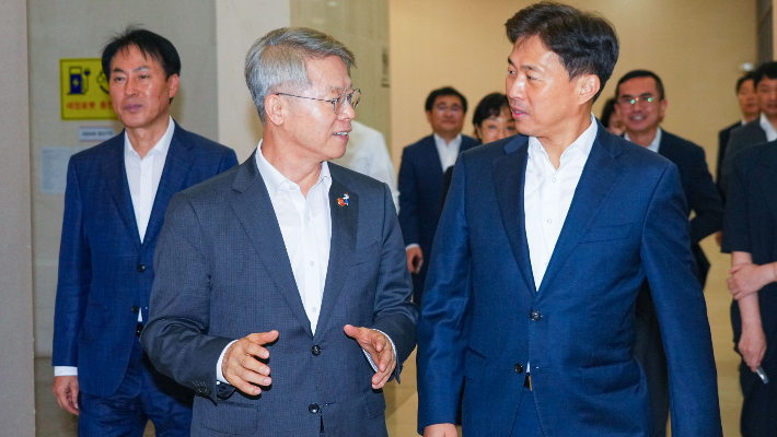 민형배 전남광주통합특별시장이 1일 오후 경기도 SK하이닉스 이천캠퍼스를 방문해 곽노정 대표이사와 간담회장으로 이동하며 대화하고 있다. 전남광주통합특별시 제공