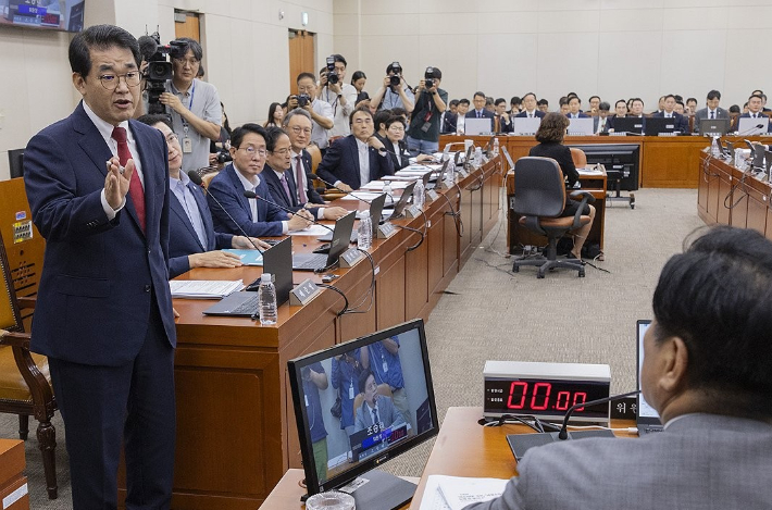 국회에서 열린 재정경제기획위원회 전체 회의에서 국민의힘 배준영 간사(왼쪽)와 의원들이 위원장인 더불어민주당 조승래 의원에게 항의하고 있다. 연합뉴스