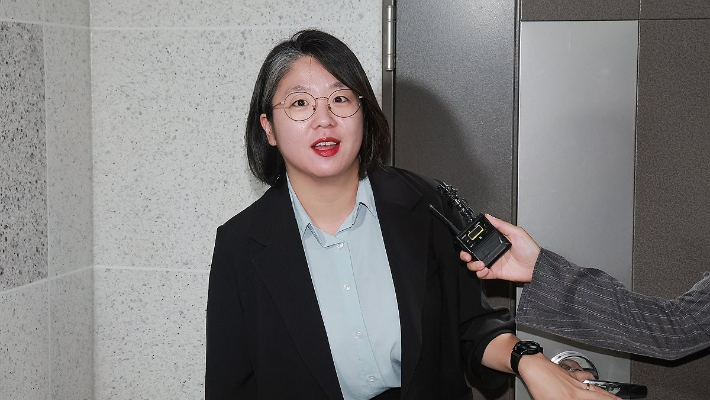 성평등가족부 장관 후보자인 기본소득당 용혜인 원내대표가 지난달 31일 국회 의원회관 자신의 사무실로 출근하고 있다. 연합뉴스